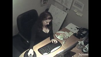 secretaria se mansturba con zanaoria y la capta la camara de seguridad Louis911