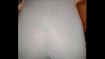 Subiendo mi calza transparente
